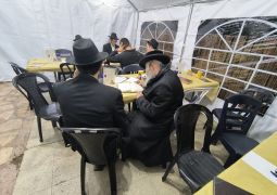 ירושלים: אלפים במרכז אגרות קודש בהדלקה המרכזית